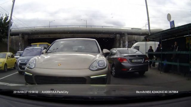 «Осьо, бидло виїхало на «поршу». Водитель поставил на место владельца VIP-внедорожника