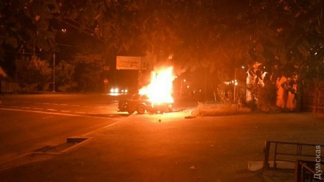 В Одессе BMW врезался в столб и загорелся