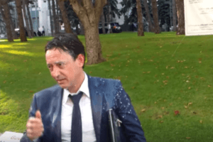 В Молдове на министра финансов посреди улицы вылили ведро молока. Видеофакт