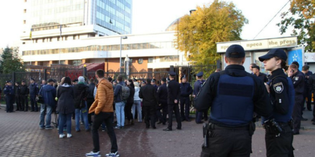 В Киеве произошли столкновения возле апелляционного суда, четыре человека задержаны (ВИДЕО)