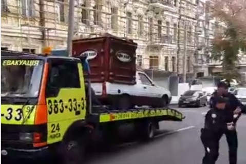 30 полицейских в течение часа эвакуировали одну кофемашину в Киеве