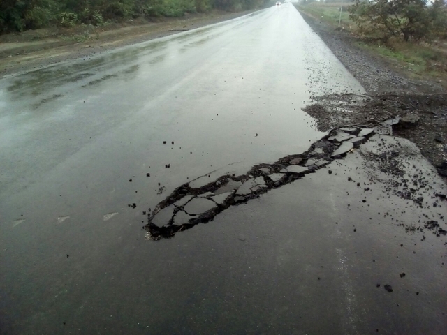 На Закарпатті фермер проорав плугом капітально відремонтовану міжнародну трасу