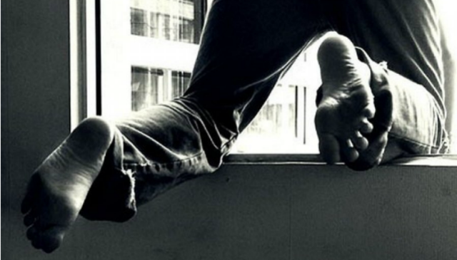 В Николаеве военный выбросился с четвертого этажа казармы