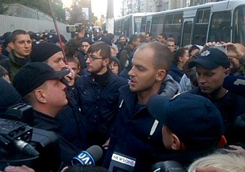 К зданию "Интера" подошли люди с топорами и ножовками