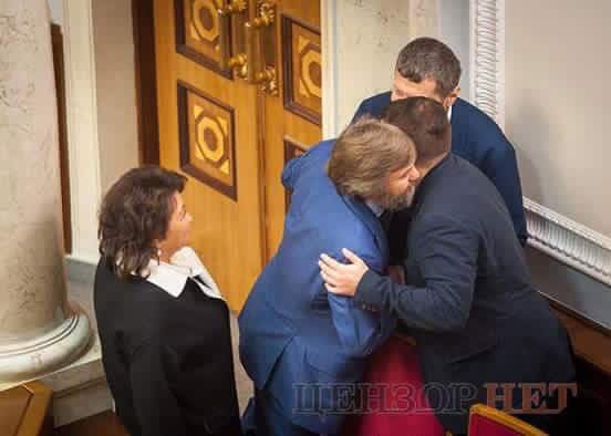 ЛЮБ’ЯЗНІ ОБІЙМИ «РАДИКАЛІВ» З НОВІНСЬКИМ (ФОТО)