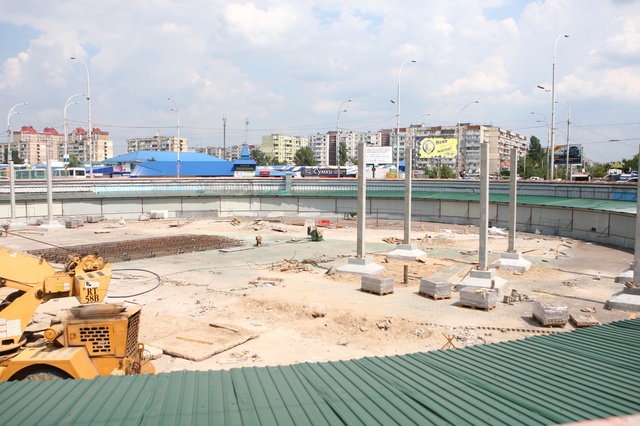 Хто стоїть за скандальним будівництвом над метро «Героїв Дніпра»