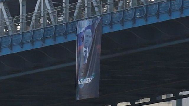 Неизвестные вывесили баннер с изображением Путина в Нью-Йорке