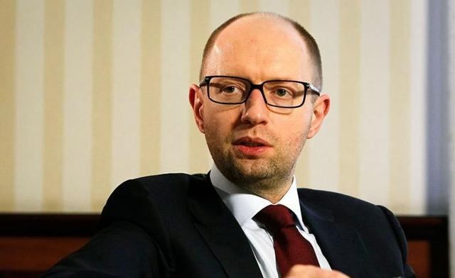 Яценюк оказался противником введения визового режима с РФ