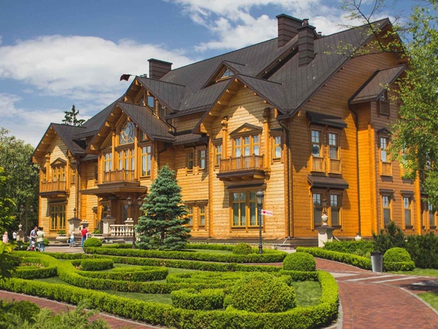 Янукович досі володіє “Межигір’ям”, – комендант