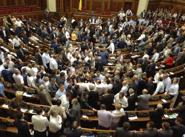 Депутаты поссорились из-за гастролей артистов из России. ВИДЕО