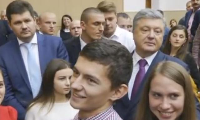 Перепалка Порошенко со студентом: сеть взорвал ответ легендарного АТОшника