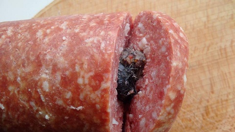 Сеть шокировала жуткая находка в украинской колбасе: опубликованы фото