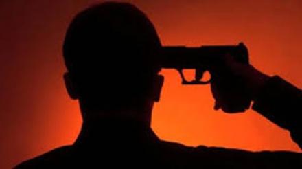 Возле суда конвоир пустил себе пулю в голову и выжил