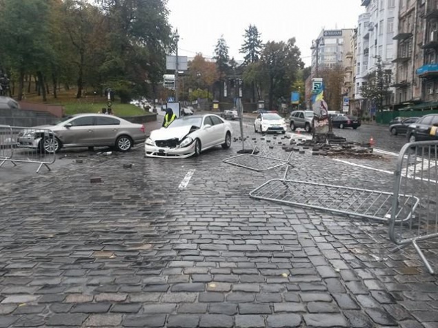 В центре столицы Mercedes влетел в памятник герою Небесной сотни