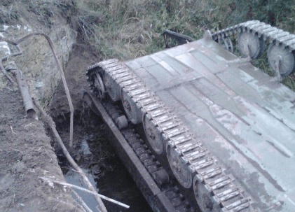 Под Львовом нашли перевернутую гусеницами кверху БМП: примчалась полиция