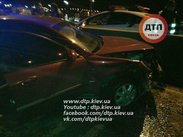 В Киеве пьяный водитель с компанией устроил ДТП