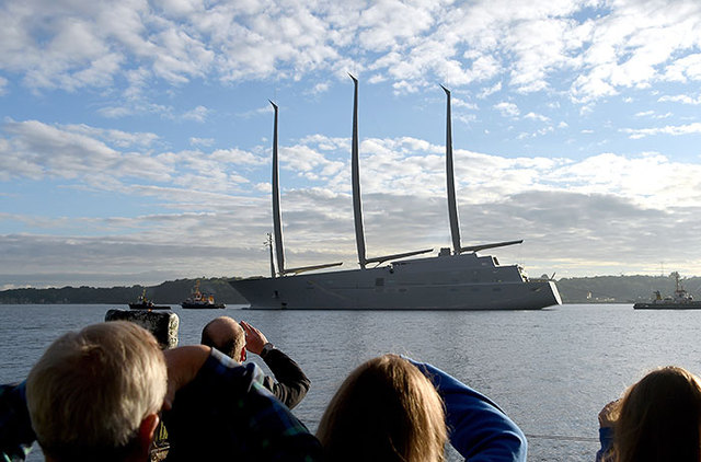 Яхта российского олигарха из-за своих габаритов застряла в Балтийском море