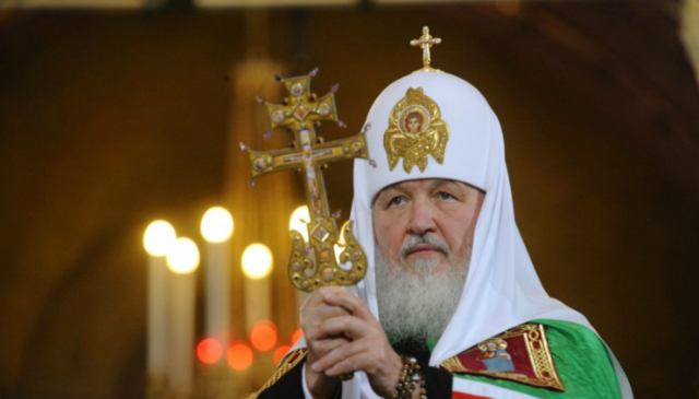 Сеть позабавило фото «знакомства» патриарха Кирилла с роботом (ФОТО)