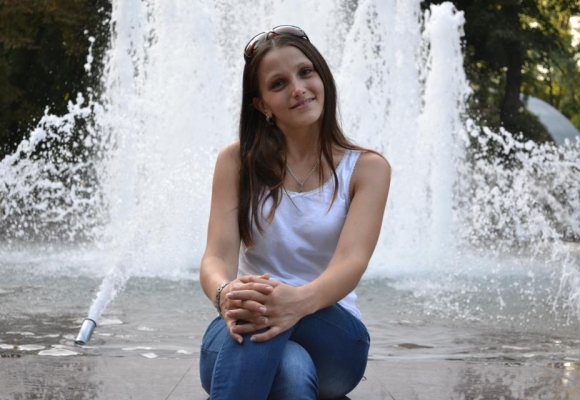 Волонтери просять допомогти врятувати дівчину -військову, якій поїзд відтяв ноги