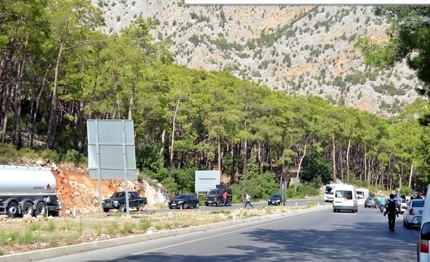 В Турции по дороге между Антальей и Кемером нанесли ракетный удар