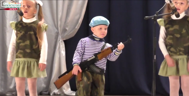 Діти на службі у бойовиків: Опубліковано відео пропагандистського свята терористів "ДНР"