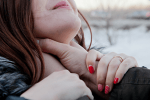 В Киеве неизвестный изнасиловал женщину рядом с кладбищем