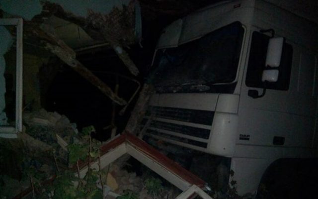 На трассе Киев-Чоп фура влетела в жилой дом
