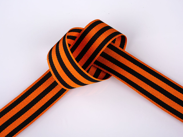 Скандал в Киеве: на домах расклеили георгиевские ленточки