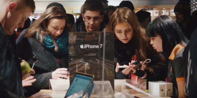 Ради нового iPhone 7 украинцы простояли ночь перед магазинами
