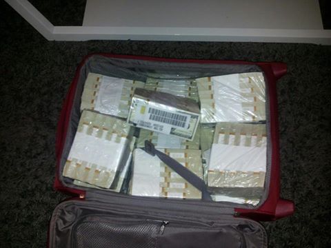 КОРРУПЦИЯ НА «УКРЗАЛИЗНЫЦЕ»: ЛУЦЕНКО ПОКАЗАЛ ЧЕМОДАН, ТУГО НАБИТЫЙ ДОЛЛАРАМИ