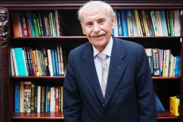 Порошенко наградил орденом Свободы выдающегося украинского экономиста