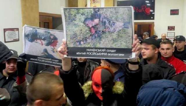 В Хмельницком активисты драками, кровью и взрывами сорвали концерт Потапа и Насти