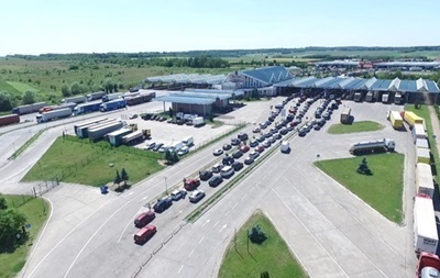 В очередях на границе с Польшей стоят более 300 авто