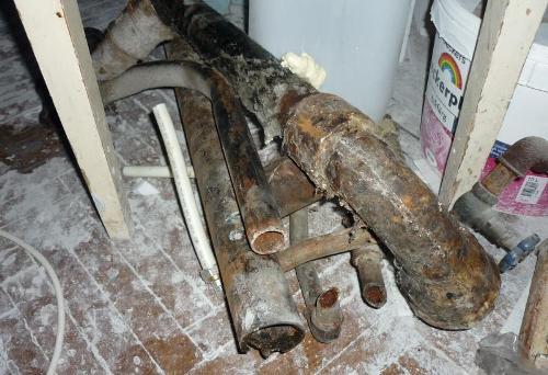 Жители столичной многоэтажки 10 лет мерзли из-за монет в трубе