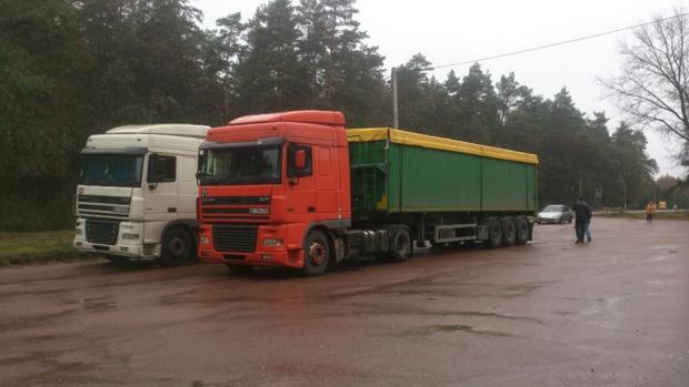 "Вантажівки привернули увагу неприємним запахом": Сміття зі Львова дісталося Сумщини