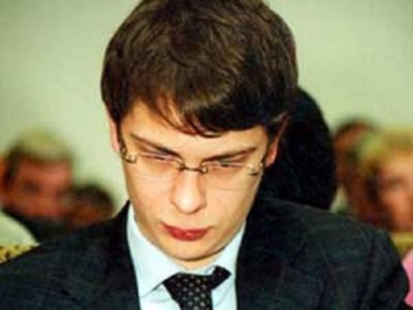 Ставленник братьев Суркисов спутал провода