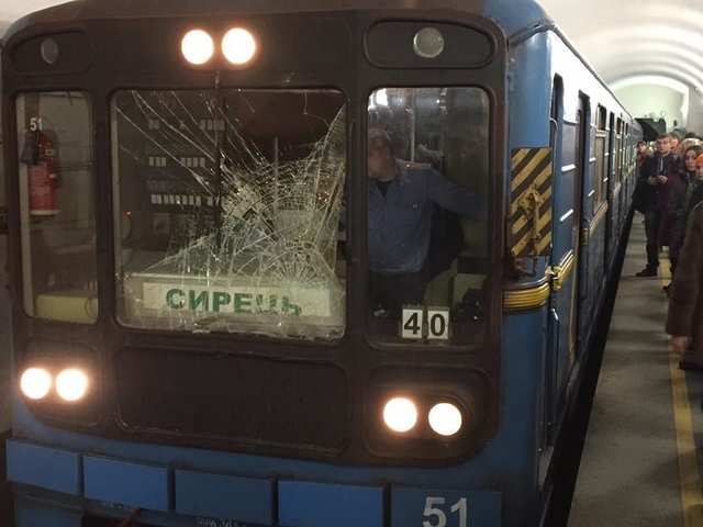 Пассажир жив: появились подробности и фото ЧП в киевском метро