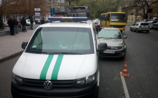 В центре Одессы расстреляли автомобиль «Ситроен», который врезался в машину инкассаторов