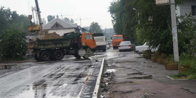 В Черновцах асфальт начали класть в лужи