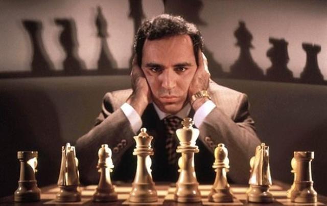 Каспаров раскритиковал Акунина, который не сумел ответить "чей Крым"