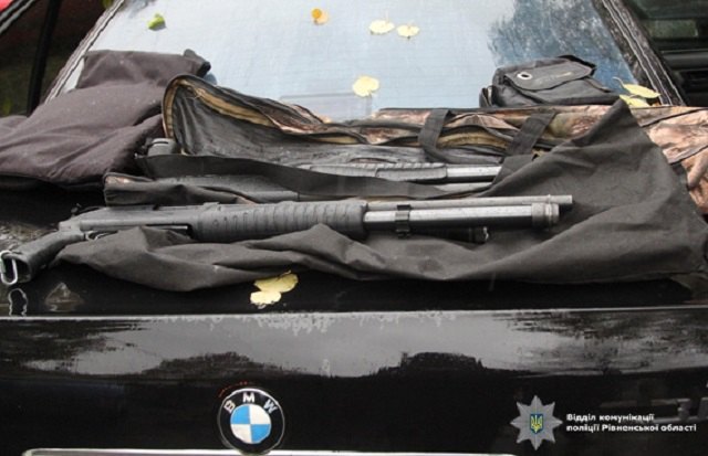 У Рівному поліція затримала автомобіль з арсеналом зброї