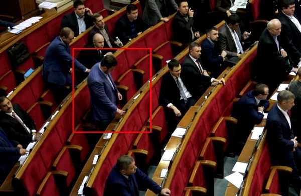 Депутата-«пианиста» Антона Яценко опять поймали на кнопкодавстве