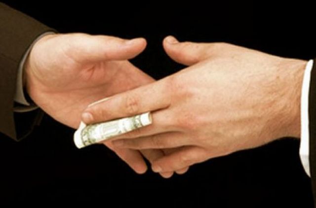 В Запорожье пока у врача проводили обыск, ему принесли очередную взятку