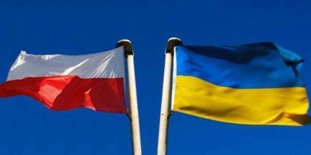 Журналист сравнил зарплаты и доходы украинских и польских депутатов