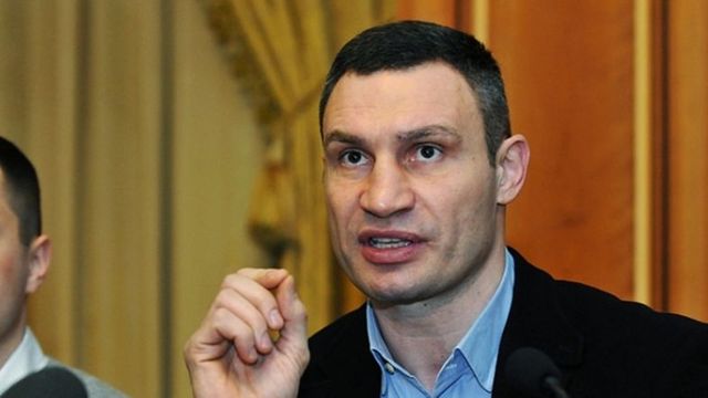 Кличко рассказал, чем столичные коммунальщики будут посыпать зимой дороги