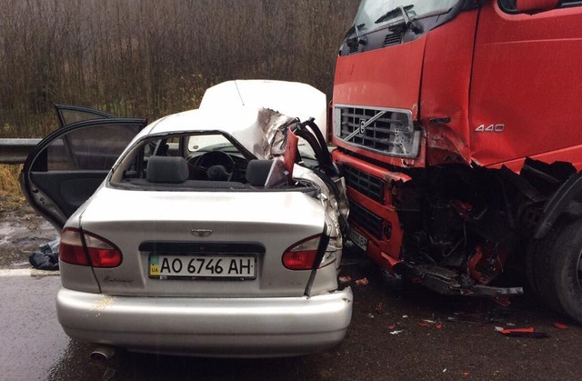 На Львівщині сталося смертельне зіткнення вантажівки та легкового автомобіля