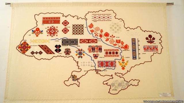 Школьницы Днепра создали вышитую карту Украины
