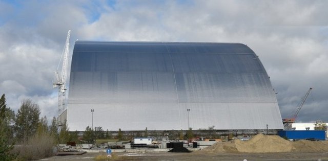Над взорвавшимся реактором ЧАЭС начали установку нового саркофага