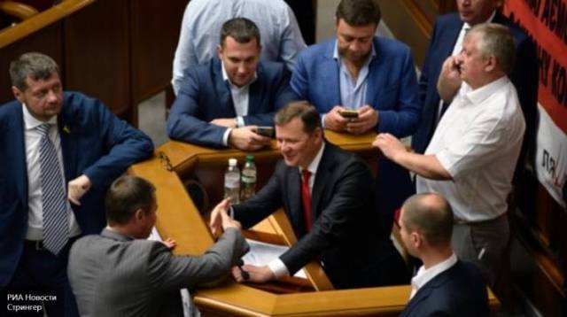 Как депутаты от Ляшка и их помощники порты обилечивают