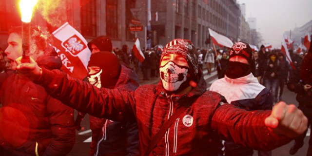 Україна відреагувала на спалення прапора у Варшаві